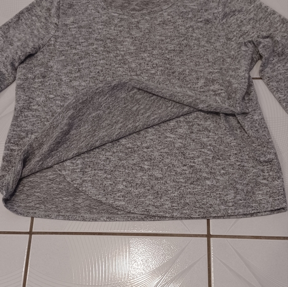 4/$40 Soft Gray Long Sleeve Tee - Size Medium - Picture 7 of 9
